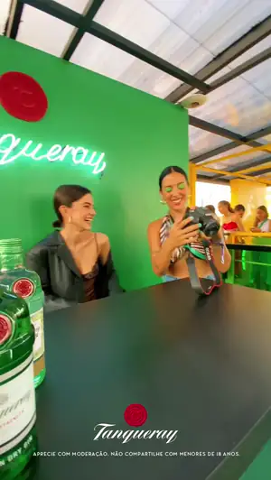 lolla br 2022 · Manu Gavassi no stand da Tanqueray
